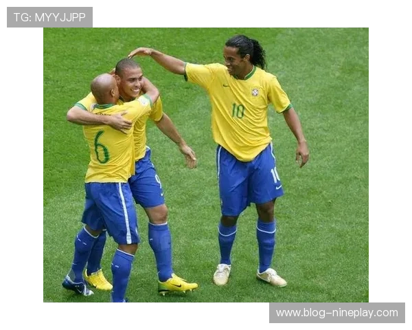 足球明星的独特走路方式揭秘：从场上到场外的步伐风采