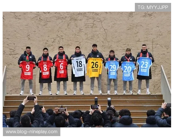 足球球星因待遇问题宣布罢赛引发俱乐部与球迷广泛关注